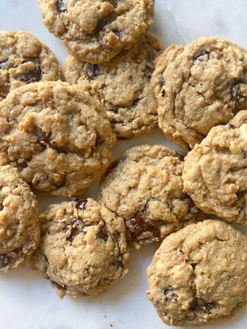 This easy Dark Chocolate Chip Cookies recipe uses only one bowl and has the perfect chewy, soft texture. The dark chocolate, nuts and oats makes this cookie recipe stand out. To the dark chocolate lovers, look no more, because this chocolate chip cookie recipe is the last one you will need!